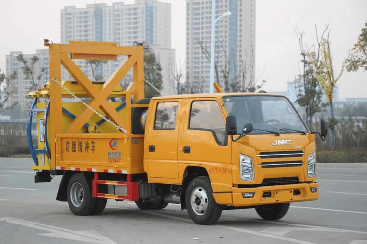 江鈴順達(dá)藍(lán)牌防撞緩沖車與掃路車 城市道路安全與清潔的雙重保障
